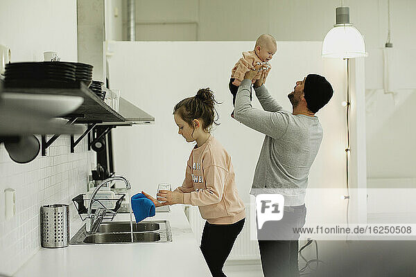 Vater mit Kindern in der Küche