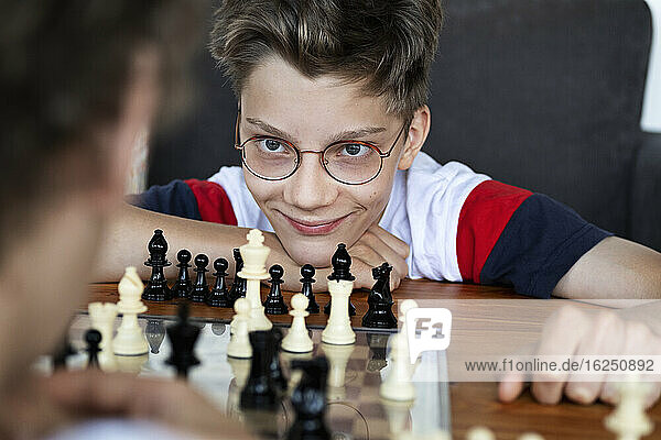 Junge spielt Schach