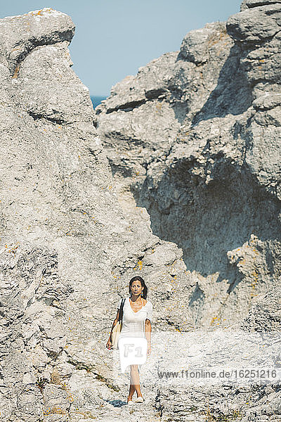 Frau beim Gehen  Felsen im Hintergrund