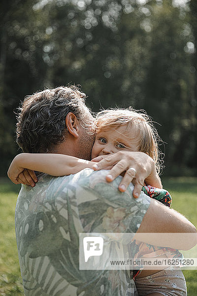 Vater und Tochter umarmen sich