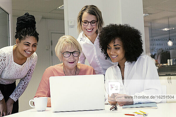 Frauen benutzen Laptop im Sitzungssaal