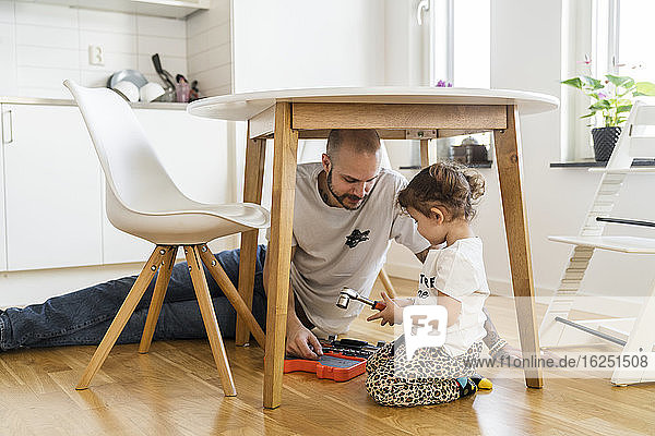 Vater und Tochter bauen den Tisch zusammen