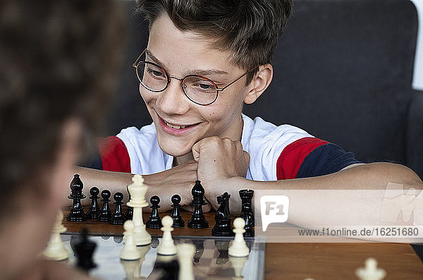 Junge spielt Schach