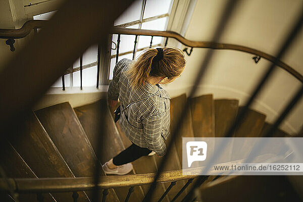 Frau auf Treppe
