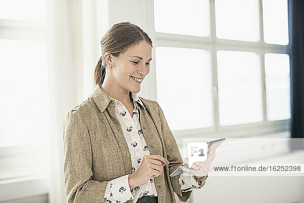 Frau benutzt digitales Tablet