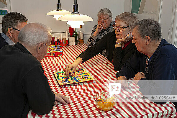 Ältere Menschen spielen ein Brettspiel