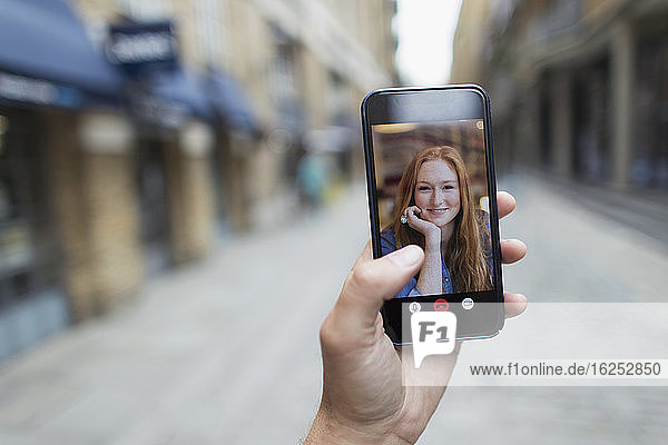 POV Video-Chat mit Frau auf dem Bildschirm eines Smartphones