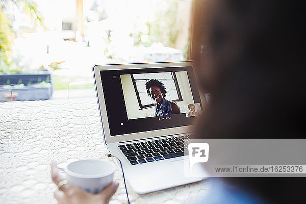 Videokonferenzen von Frauen am Laptop-Bildschirm