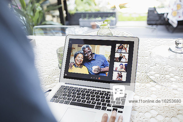 Videokonferenz mit Familie und Freunden auf Laptop-Bildschirm