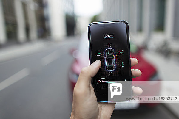 POV Man nutzt die Autozugangs-App auf einem Smartphone