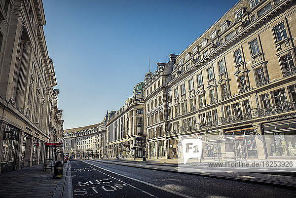 Die Regent Street desertierte im morgendlichen Berufsverkehr im Zentrum Londons während der nationalen Abriegelung wegen der Covid-19-Pandemie; London England Großbritannien