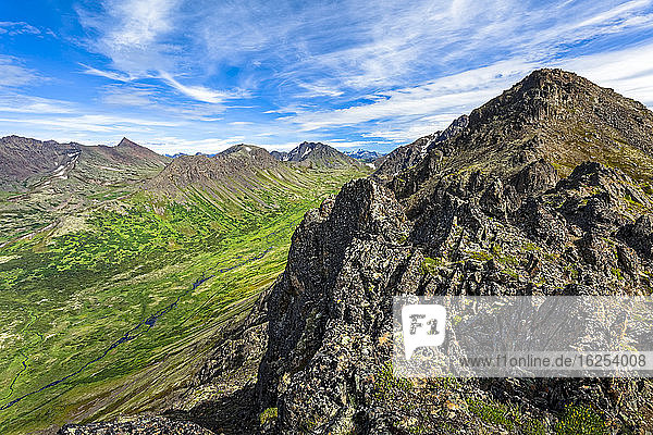Ptarmigan Peak unter blauem Himmel  Campbell Creek und Tal unten  Chugach State Park  Süd-Zentral-Alaska im Sommer; Anchorage  Alaska  Vereinigte Staaten von Amerika