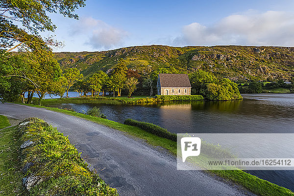 Eine kleine Straße die den See hinunter nach Gougane Barra führt mit Hügeln im Hintergrund im Spätsommer; Gougane Barra Grafschaft Cork Irland