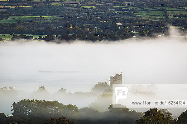 Das Haus Castlebawn Tower ist vom Nebel über dem Lough Derg verdeckt; Clare Irland
