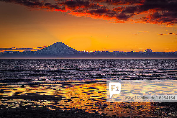 Sonnenuntergang über dem Mount Redoubt und der Aleuten-Kette  im Sommer über dem Cook Inlet  Kenai-Halbinsel  Süd-Zentral-Alaska; Ninilchik  Alaska  Vereinigte Staaten von Amerika