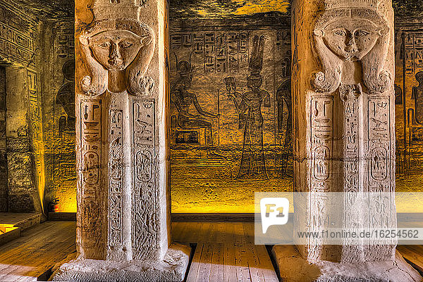 Quadratische Säulen  Kopf der Göttin Hathor  Tempel der Hathor und Nefetari  Abu-Simbel-Tempel  UNESCO-Weltkulturerbe; Abu Simbel  Ägypten