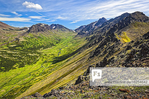 Flaketop Mountain  Chugach Mountains und Campbell Creek unter blauem Himmel  Chugach State Park  Süd-Zentral-Alaska im Sommer; Anchorage  Alaska  Vereinigte Staaten von Amerika