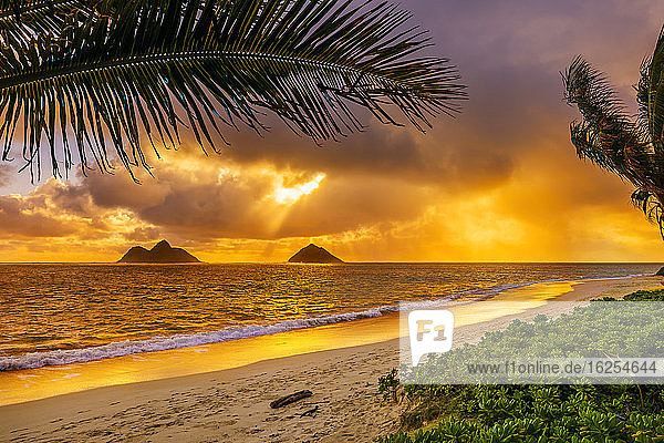Sonnenaufgang vom Lanikai-Strand aus gesehen mit Blick auf die Mokulua-Inseln vor der Küste; Oahu Hawaii Vereinigte Staaten von Amerika