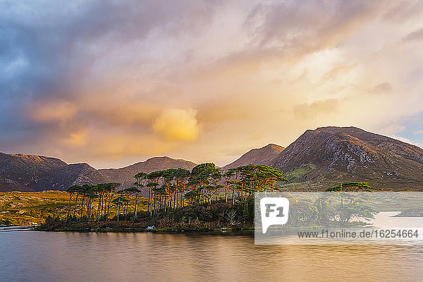 Ein dramatischer Sonnenaufgang über dem Derryclare Lough; Connemara  Grafschaft Galway  Irland