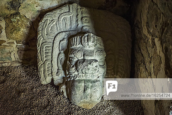 Skulptur aus behauenem Stein Kunst der Maya; Yaxchilan Provinz Usumacinta Chiapas Mexiko