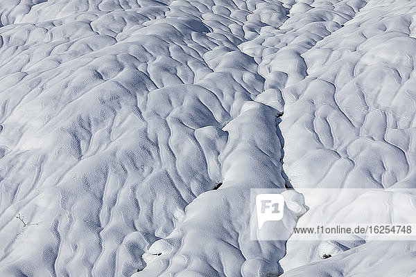 Schneerinnen am Hatcher's Pass Alaska an einem sonnigen Wintertag; Alaska Vereinigte Staaten von Amerika