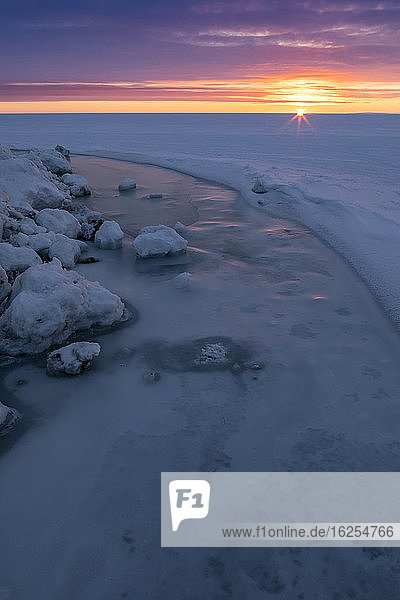 Winterlicher Sonnenuntergang/Sonnenaufgang über dem eisbedeckten Kotzebue Sound  Kotzebue  Alaska im Winter; Kotzebue  Alaska  Vereinigte Staaten von Amerika