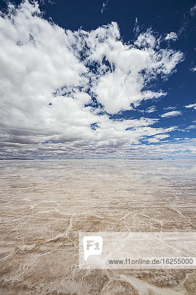 Reflexionen während der Regenzeit (Dezember-Februar) im Salar de Uyuni  der grössten Salzfläche der Welt; Abteilung Potosi  Bolivien