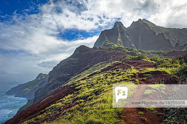 Zerklüftete Berge an der Küste von Na Pali und im Kalalau-Tal Na Pali Coast State Park; Kauai Hawaii Vereinigte Staaten von Amerika