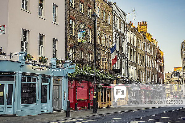 Wellington Street in Covent Garden zur abendlichen Hauptverkehrszeit während der nationalen Abriegelung während der weltweiten Covid-19-Pandemie; London England