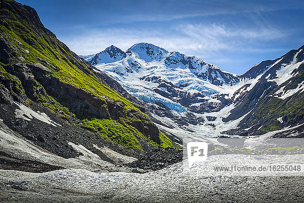 Byron Glacier und Byron Peak mit Schneeflecken an einem sonnigen Tag. Portage Valley  Chugach National Forest  Süd-Zentral-Alaska im Frühling; Alaska  Vereinigte Staaten von Amerika