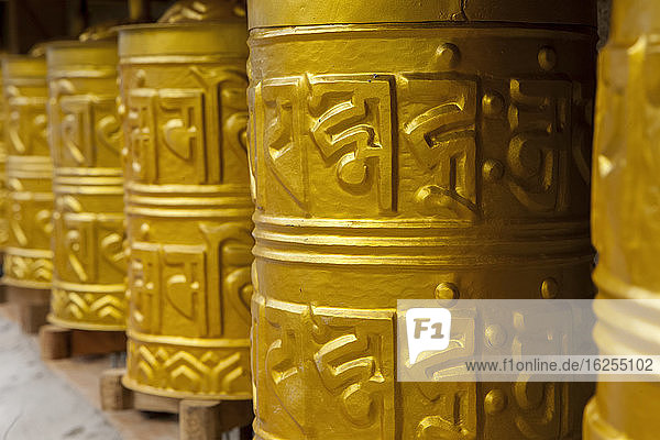 Goldfarbene buddhistische Gebetsmühlen; Khunde Khumbu-Region Nepal