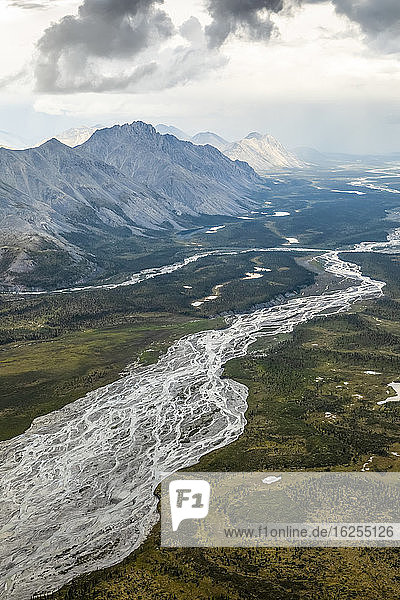 Luftaufnahme der Berge in der Brooks Range und des Flusstals während eines aufziehenden Sturms im Sommer; Alaska  Vereinigte Staaten von Amerika