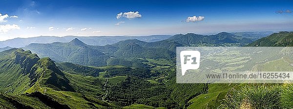 Blick vom Gipfel des Puy Mary auf die Berge des Cantal, Regionaler Naturpark der Vulkane der Auvergne, Departement Cantal, Auvergne-Rhone-Alpes, Frankreich, Europa
