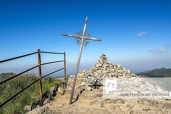 Kreuz auf dem Gipfel des Puy Mary, Regionaler Naturpark der Vulkane der Auvergne, Departement Cantal, Auvergne-Rhône-Alpes, Frankreich, Europa