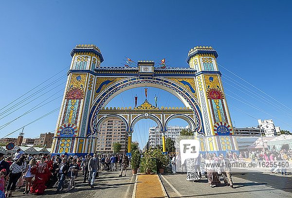 Besucher am Eingangstor  Feria de Abril  Sevilla  Andalusien  Spanien  Europa