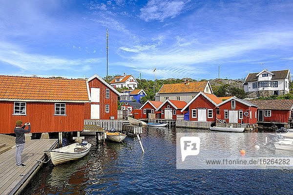 Rote Bootshäuser im Fischerdorf  Kyrkesund  Insel Tjörn  Schären  Provinz Bohuslän  Provinz Västra Götalands län  Südschweden  Schweden  Europa