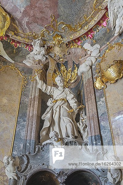 Heiligenfigur im Vorraum, Petrus mit Schlüsseln, Barocke St.Johann Nepomuk Kirche, Asam Kirche, Sendlinger Str. München, Oberbayern, Bayern, Deutschland, Europa