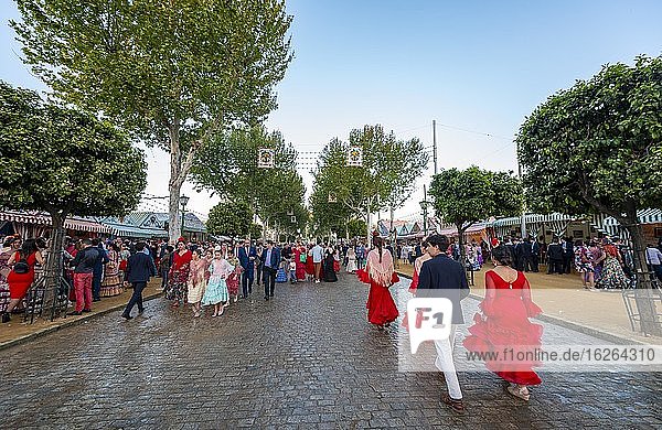 Feiernde Spanier in traditioneller Kleidung vor Festzelten, Casetas, geschmückte Straße, Feria de Abril, Sevilla, Andalusien, Spanien, Europa