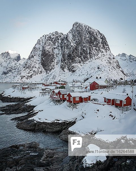 Rorbuer Fischerhütten am verschneiten Fjord  Hamnøya  Moskenesøy  Lofoten  Norwegen  Europa