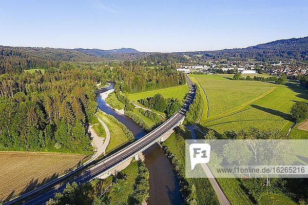 Brücke der Bundesstraße B472 über die Ammer  bei Peißenberg  Drohnenaufnahme  Pfaffenwinkel  Alpenvorland  Oberbayern  Bayern  Deutschland  Europa