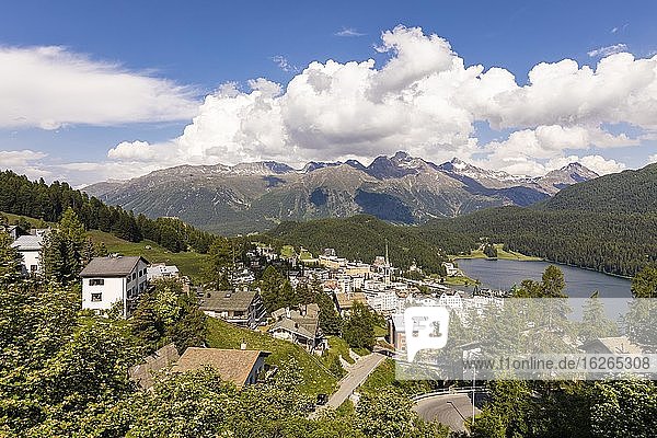 St. Moritz-Dorf und der St. Moritzersee  Wohnhäuser  Chalets  St. Moritz  Engadin  Graubünden  Schweiz  Europa
