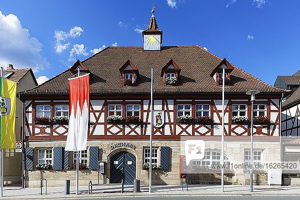 Rathaus  Fachwerkhaus  fränkische Flagge  Feucht  Mittelfranken  Franken  Bayern  Deutschland  Europa