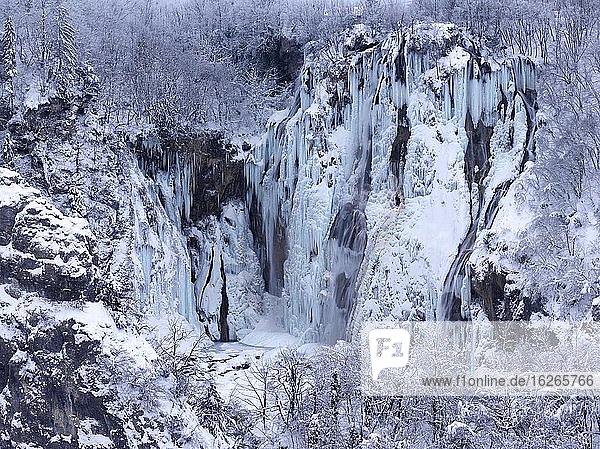 Winterlandschaft  Wasserfall  Eiszapfen  Rauracke  Nationalpark  Plitvitze  Kroatien  Europa