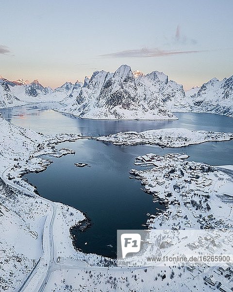 Luftaufnahme  Reinefjord mit verschneiten Bergen  Blick auf Ort Reine  Lofoten  Nordland  Norwegen  Europa