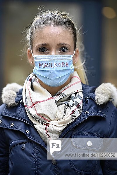 Frau mit Aufschrift MAULKORB auf Mundschutzmaske  Maskenverweigerer  Portrait  Corona-Krise  Stuttgart  Baden-Württemberg  Deutschland  Europa