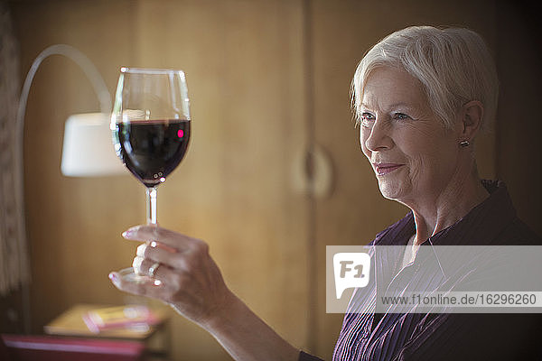 Ältere Frau genießt Rotwein