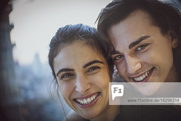 Nahaufnahme Porträt glückliches junges Paar lächelnd