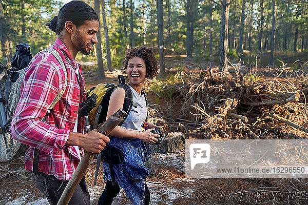 Glückliches junges Paar beim Wandern im Wald