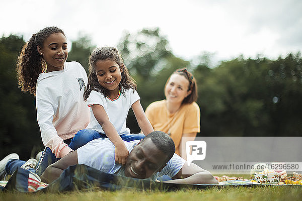 Glückliche Familie genießt Picknick im Park