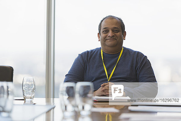 Porträt eines selbstbewusst lächelnden Geschäftsmannes im Konferenzraum